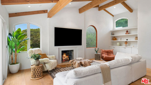 7046 Grasswood Avenue, Malibu CA: https://media.crmls.org/mediaz/855ba338-6610-426e-a180-0210d971edae.jpg