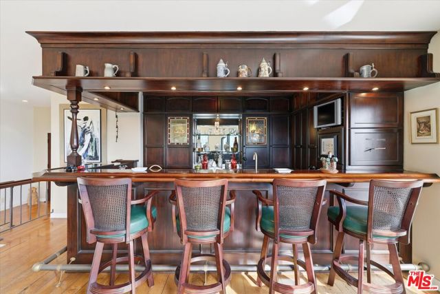 1284 Lago Vista Drive, Beverly Hills CA: https://media.crmls.org/mediaz/855bcb7f-7524-4122-bd64-d021013f99cb.jpg