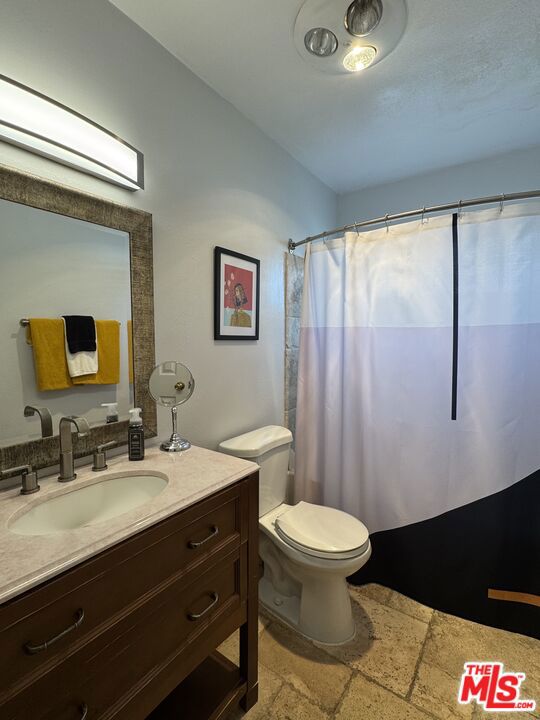 563 E Hazel Street, Inglewood CA: https://media.crmls.org/mediaz/855be154-584b-40db-abd6-bbb24ed85870.jpg