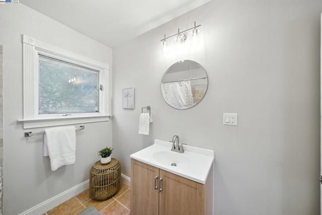 3357 Jordan Rd, Oakland CA: https://media.crmls.org/mediaz/855c624b-9f30-402e-b53e-5afc1827a3e5.jpg