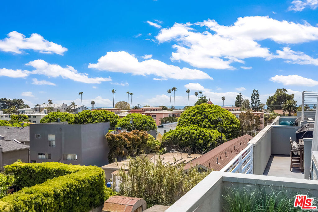 https://media.crmls.org/mediaz/855d4fe8-f449-41e6-a392-5a39299f2384.jpg?preset=X-Large