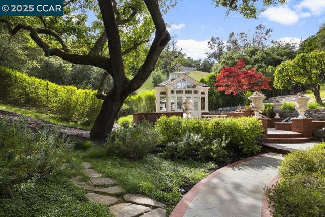 32 Kensington Ct, Alamo CA: https://media.crmls.org/mediaz/855daa53-a55c-4364-8394-497a1a90f7d9.jpg