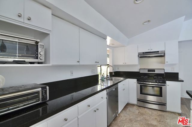 9342 Debra Avenue, North Hills CA: https://media.crmls.org/mediaz/855dc570-89d1-45df-8829-26fa512e2d78.jpg