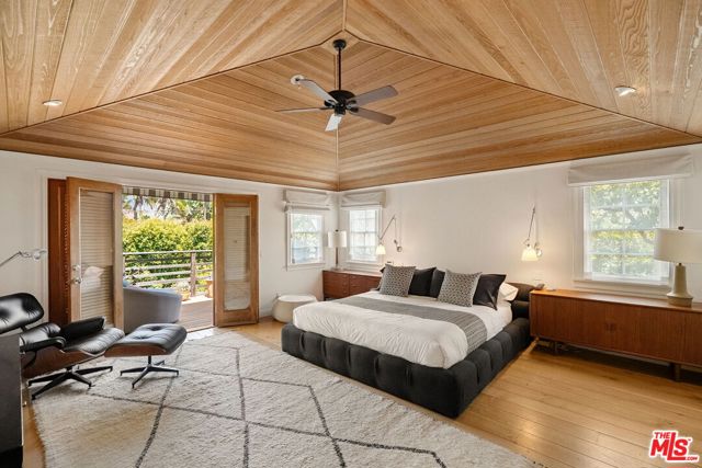 253 20th Street, Santa Monica CA: https://media.crmls.org/mediaz/855f1a1b-41d0-4a04-8994-930e831828d6.jpg
