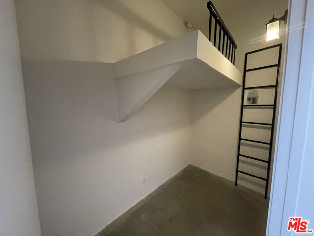 555 Rose Avenue, Venice CA: https://media.crmls.org/mediaz/855f1df1-d278-460c-b756-18569641432a.jpg