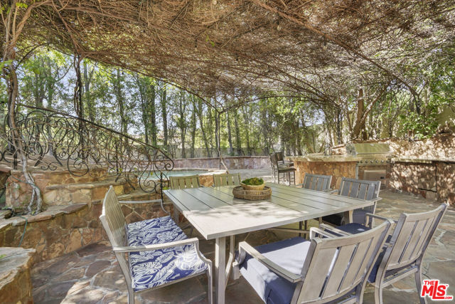 18414 Corazon Circle, Tarzana CA: https://media.crmls.org/mediaz/855f26d6-4d72-43d8-af8d-aa0bd2255946.jpg