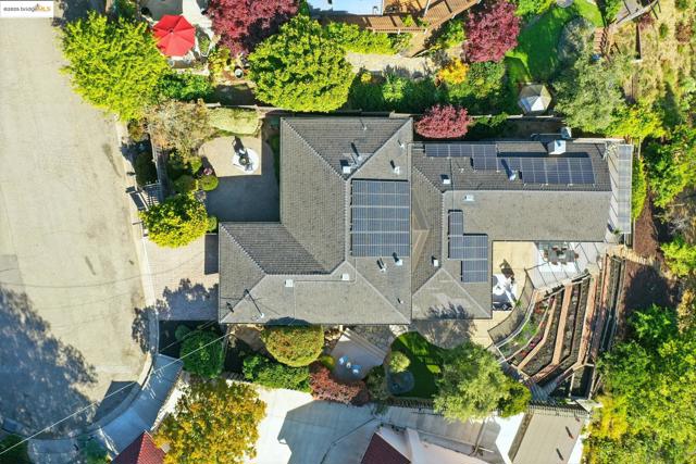 25 Holyrood Manor, Oakland CA: https://media.crmls.org/mediaz/855f7a3f-1c60-4869-917e-0f957d4e4775.jpg