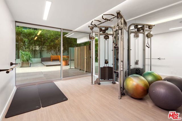 535 OCEAN Avenue, Santa Monica CA: https://media.crmls.org/mediaz/8560077f-7298-4700-b7bc-87aa755238d2.jpg