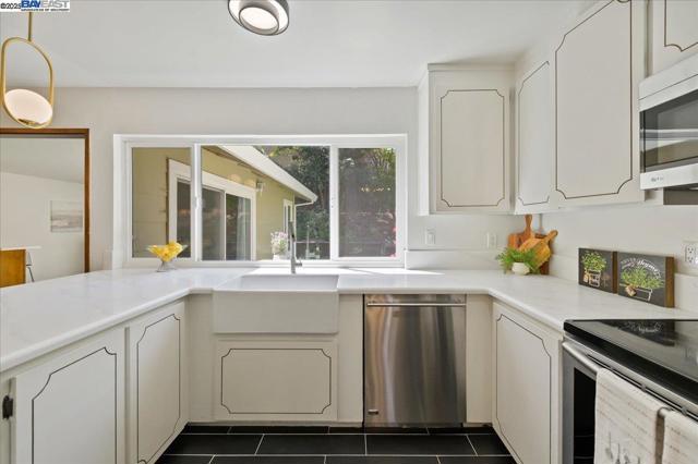 7606 Desertwood Ln, Pleasanton CA: https://media.crmls.org/mediaz/85603090-5fff-424e-8a46-e3b10d27591c.jpg