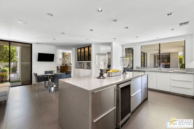 1860 Via Isla, Palm Springs CA: https://media.crmls.org/mediaz/8561ac6b-5564-4880-ac66-c1c3ab986325.jpg