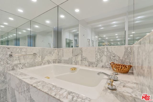 308 N Sycamore Avenue, Los Angeles CA: https://media.crmls.org/mediaz/8562d784-8c40-4b19-9eb0-706c177c6303.jpg