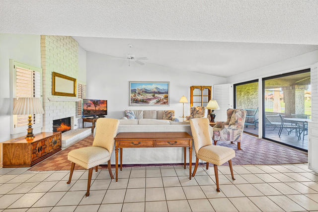142 Camino Arroyo S, Palm Desert CA: https://media.crmls.org/mediaz/8564489c-8809-4fef-be92-e1caa1caf692.jpg