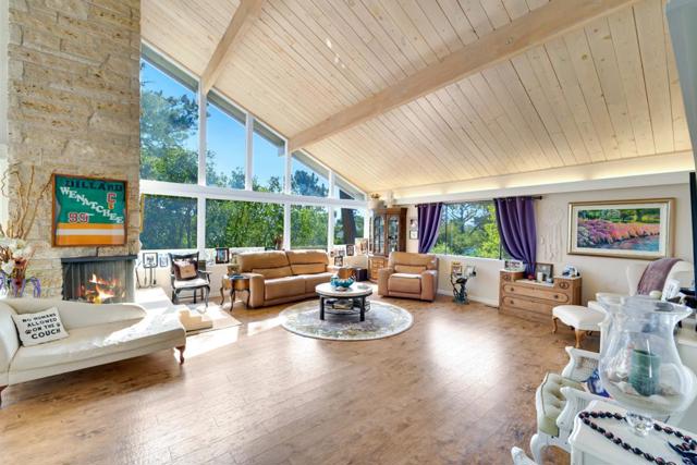 6 Stratford Place, Monterey CA: https://media.crmls.org/mediaz/85651d33-9649-49ca-b6c8-98e5208477d9.jpg