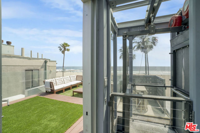 2911 Ocean Front Walk, Venice CA: https://media.crmls.org/mediaz/8565352d-2d1c-4e56-ac66-516f155ba139.jpg