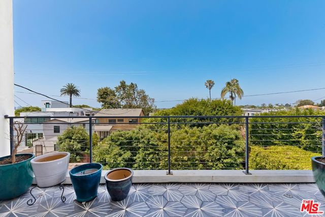 3571 Colonial Avenue, Los Angeles CA: https://media.crmls.org/mediaz/856611ac-aed2-44e7-9a3d-80a46cd218d6.jpg