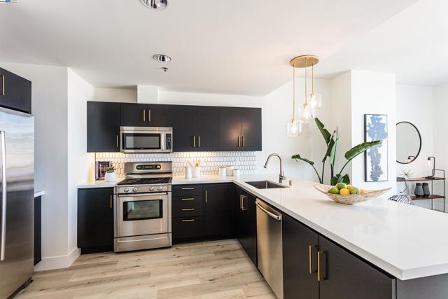 222 Broadway, Oakland CA: https://media.crmls.org/mediaz/85676e49-de2d-4bf6-89d9-232fb8fe8e03.jpg