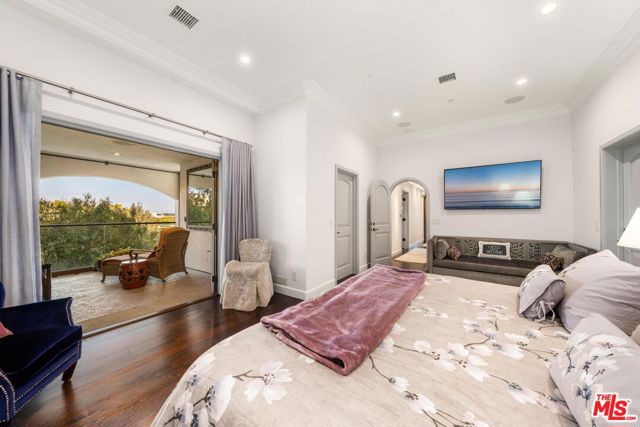 1380 Summitridge Place, Beverly Hills CA: https://media.crmls.org/mediaz/85677b1c-4791-468a-aec7-fec42dd4e43b.jpg