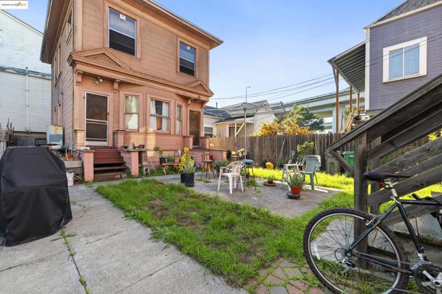 553 34Th St, Oakland CA: https://media.crmls.org/mediaz/8567b7d3-3d5e-491c-b4d3-d3c2bb38b939.jpg