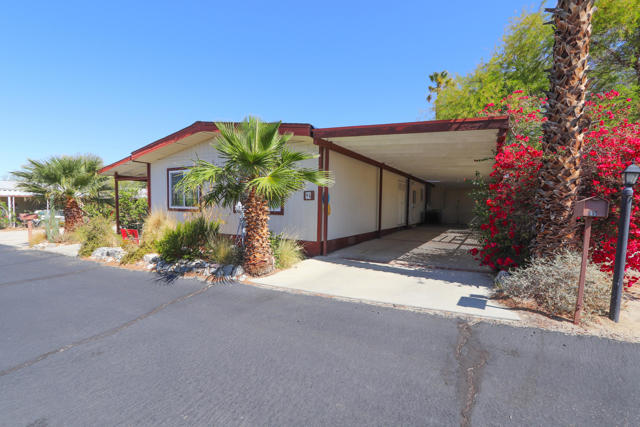 18555 Roberts Road, Desert Hot Springs CA: https://media.crmls.org/mediaz/8568625e-341c-4683-99e3-a439f55c4ffc.jpg