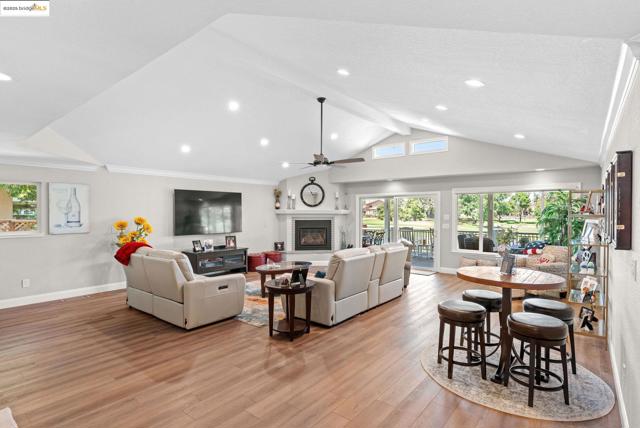 5521 Lanai Ct, Discovery Bay CA: https://media.crmls.org/mediaz/8569ef20-040f-4855-a4a8-88c4165e1d70.jpg