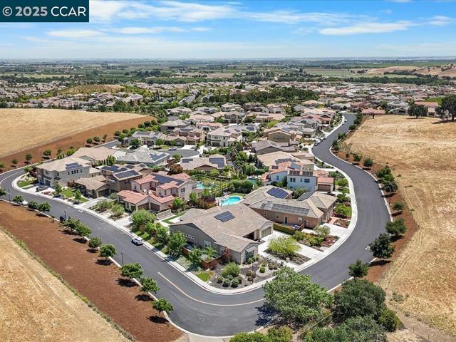 1927 Vintage Cir, Brentwood CA: https://media.crmls.org/mediaz/856b7191-9e87-408e-b741-ac14fab9fafc.jpg