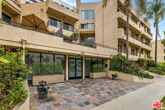 1633 S Bentley Avenue, Los Angeles CA: https://media.crmls.org/mediaz/856c665b-efdd-4483-ad4b-7751fa8c2ae0.jpg
