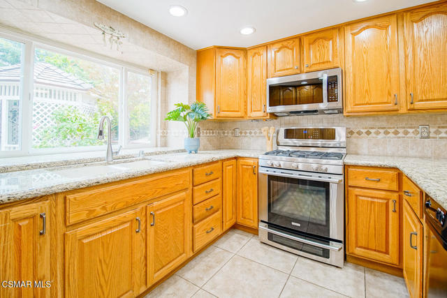 2111 Peak Place, Thousand Oaks CA: https://media.crmls.org/mediaz/856dbe3e-7085-40e6-952c-5d7c3019d6f9.jpg
