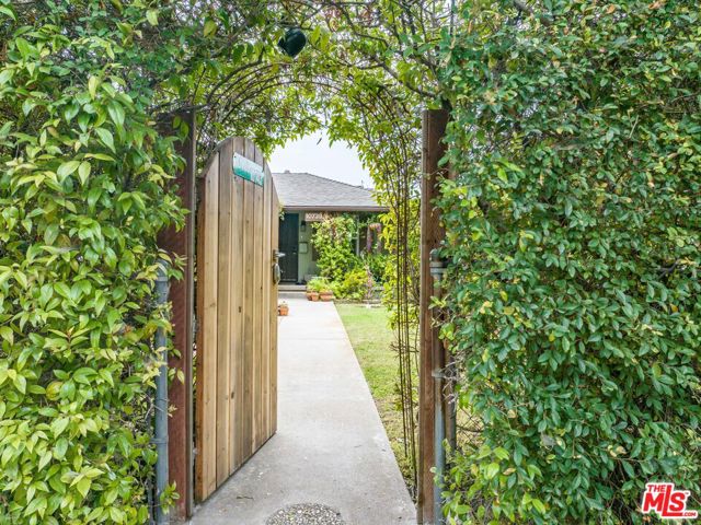 10739 Jefferson Boulevard, Culver City CA: https://media.crmls.org/mediaz/856f8d41-0cfb-44bf-84f5-ed9db743f2ba.jpg