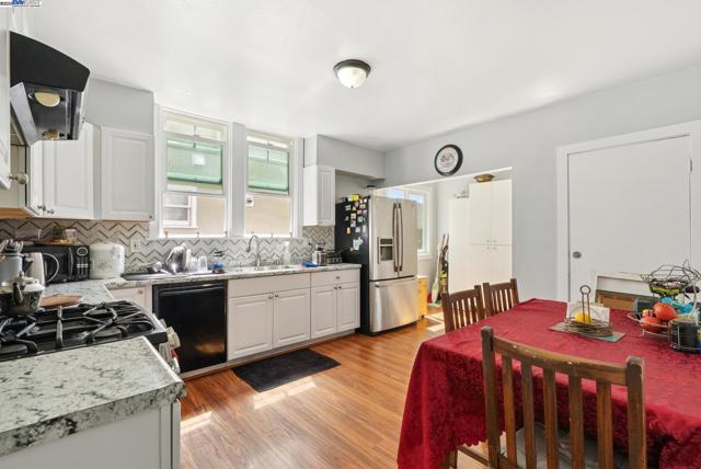 1706 Fairview St, Berkeley CA: https://media.crmls.org/mediaz/856f9a37-eab9-484c-b53b-3df9fa7cbb6c.jpg