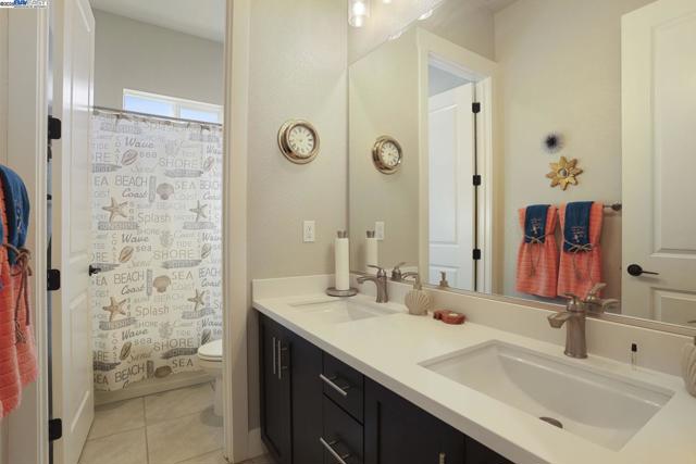 2595 Garden Farms Ave, Lathrop CA: https://media.crmls.org/mediaz/856fc507-c9cd-4bbc-b4dd-53a0ac6d792b.jpg
