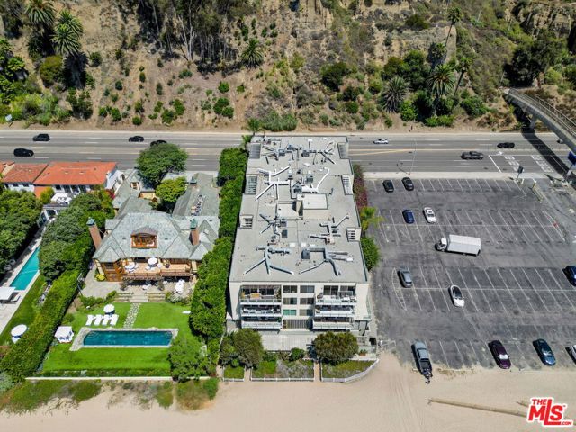 723 Palisades Beach Road, Santa Monica CA: https://media.crmls.org/mediaz/856fe9a3-f2a1-412a-87a4-10946951fafa.jpg