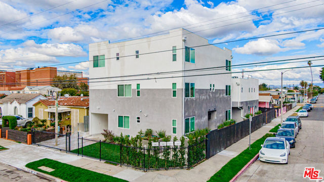 6917 Menlo Ave, Los Angeles, CA 90044