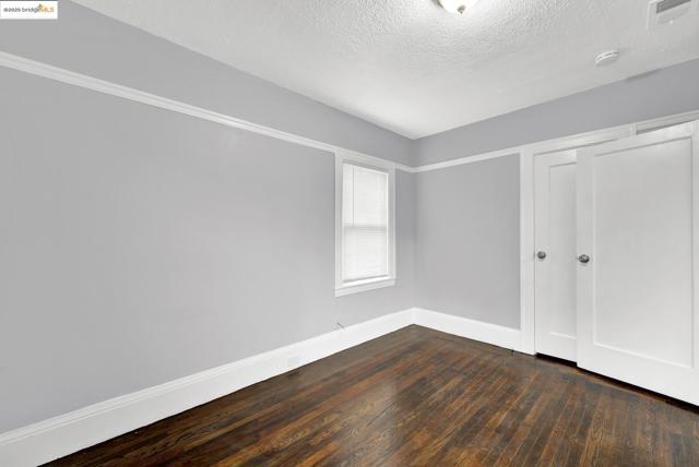 1009 106Th Ave, Oakland CA: https://media.crmls.org/mediaz/857142d7-ebfb-4354-b85b-46fbfc097de1.jpg