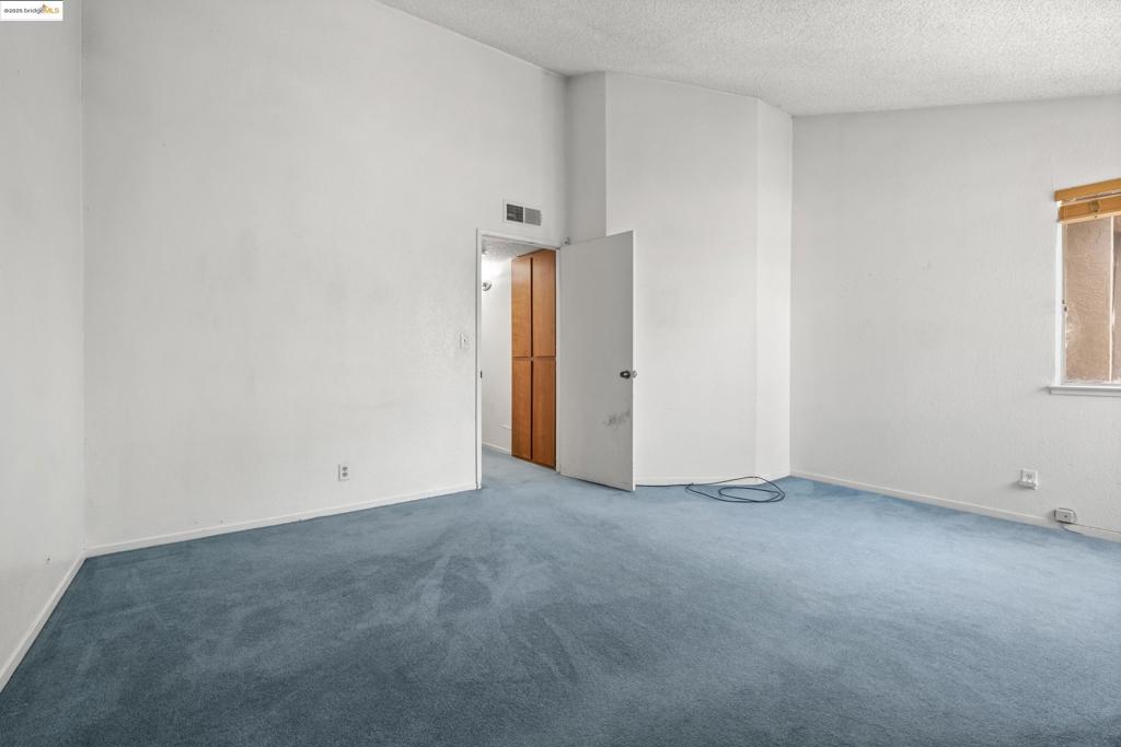 https://media.crmls.org/mediaz/85714686-17e3-45fa-a24d-ddb69092ec54.jpg?preset=X-Large