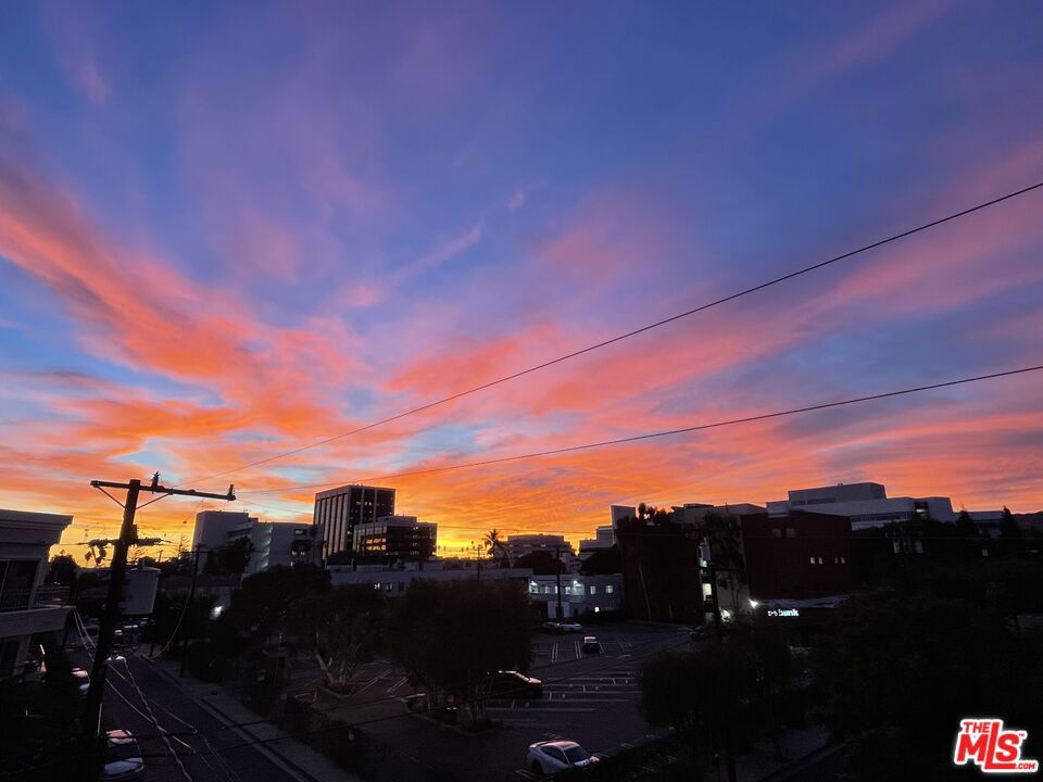 https://media.crmls.org/mediaz/8571bf66-5abe-4683-89fa-df65dc51d586.jpg?preset=X-Large