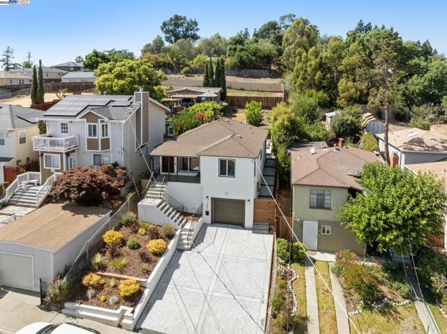 2643 99Th Ave, Oakland CA: https://media.crmls.org/mediaz/85720932-d8fc-49d4-8dfc-dfe92ad7904d.jpg