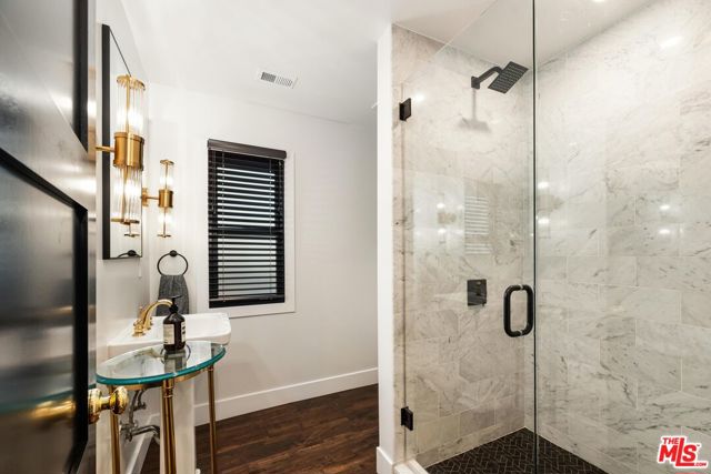 1225 S Cloverdale Avenue, Los Angeles CA: https://media.crmls.org/mediaz/85729c49-d2bd-47c7-b6c2-27bf4254d880.jpg