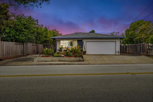 2259 Chanticleer Avenue, Santa Cruz CA: https://media.crmls.org/mediaz/85730ebb-ea32-42f0-9538-c6a91f06af7a.jpg