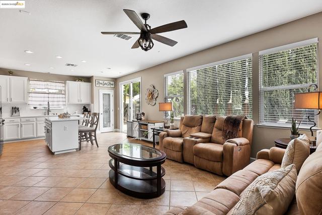 150 Ridge Crest Ct, Oakley CA: https://media.crmls.org/mediaz/857465cf-b8cd-4efb-bafa-66c74164356b.jpg