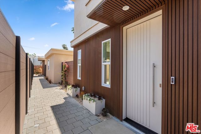 5910 1/2 Mammoth Avenue, Sherman Oaks CA: https://media.crmls.org/mediaz/85749e12-9b4e-45fd-8935-0ac22387d729.jpg