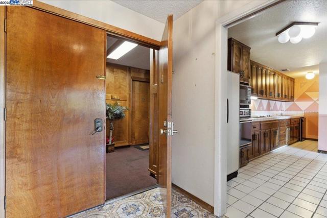 26937 Hayward Blvd, Hayward CA: https://media.crmls.org/mediaz/8574cc9f-c7f4-4cad-b8b1-3d7e325743dd.jpg