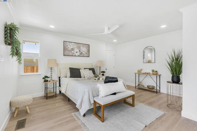 3914 Laguna Ave, Oakland CA: https://media.crmls.org/mediaz/85750f5d-7e6c-4d7c-8758-960f005ee803.jpg