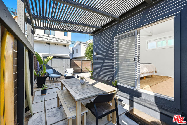 517 Venice Way, Venice CA: https://media.crmls.org/mediaz/857550d1-2b47-4446-b8a4-a101c9242c23.jpg