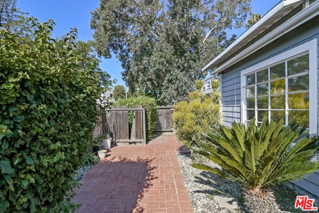 5648 Riverton Avenue, North Hollywood CA: https://media.crmls.org/mediaz/8575ed12-87ff-421c-a737-407f15663d8b.jpg