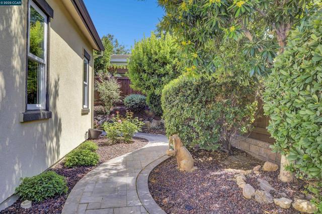 1648 Chianti Ln, Brentwood CA: https://media.crmls.org/mediaz/8575f5d1-acb3-408c-b223-dd153be3225a.jpg
