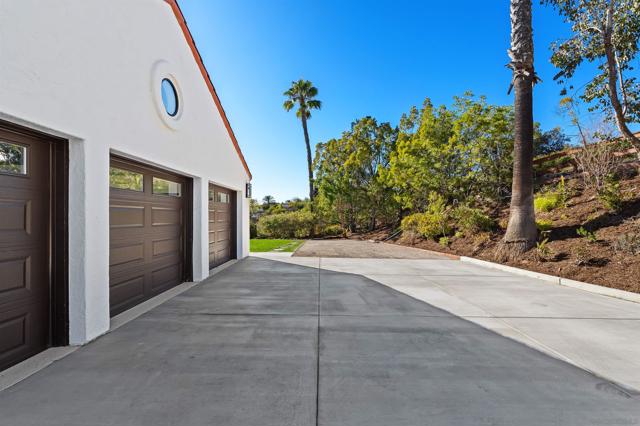 1170 Rancho Encinitas Dr, Encinitas CA: https://media.crmls.org/mediaz/85760b7b-8d06-44b2-a816-560070ea55e5.jpg