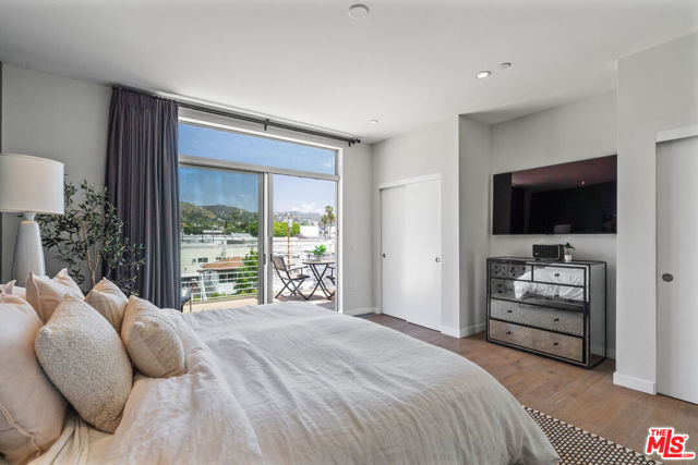 944 N Stanley Avenue, West Hollywood CA: https://media.crmls.org/mediaz/85768159-75e0-4fc0-b8f8-9b4b881dc5e6.jpg