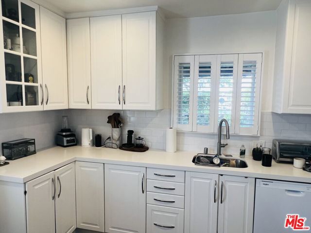 8916 Cadillac Avenue, Los Angeles CA: https://media.crmls.org/mediaz/8576e9f5-30e2-468f-85f5-2950b36f75a3.jpg