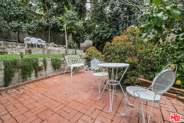 13384 Contour Drive, Sherman Oaks CA: https://media.crmls.org/mediaz/857798d8-1ff8-450a-9e93-3587f56f5520.jpg