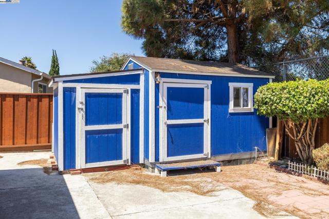 2435 Catalpa Way, Hayward CA: https://media.crmls.org/mediaz/8577d5cd-776f-4a76-b082-360d25258681.jpg